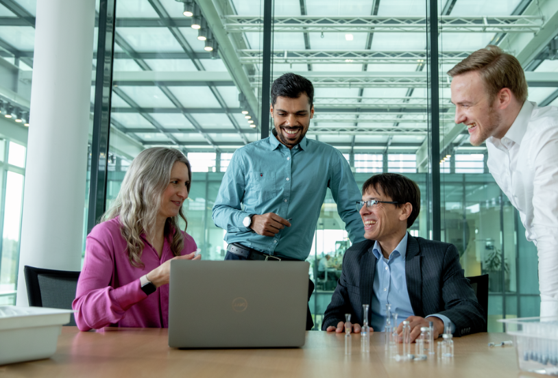 Some SCHOTT Pharma Experts are sitting in a room looking at vials, ampoules and syringes Some SCHOTT Pharma Experts are sitting in a room looking at vials, ampoules and syringes